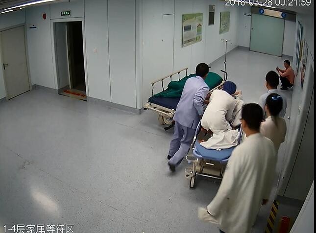 杭州产科女医生单手“跪举” 用3根手指托住生命！