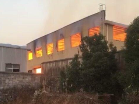 余杭区一家棉花厂起火 13辆消防车赴现场