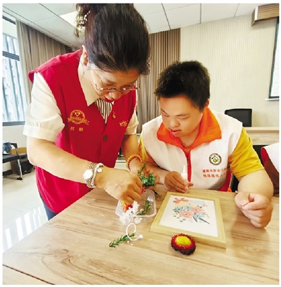 何群：千度镜片下的光