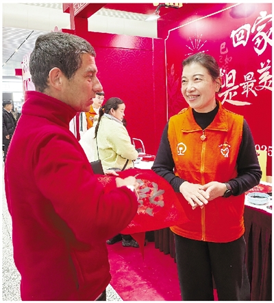 六千次“引路”，十九载“点灯”