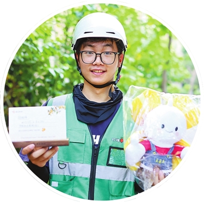 八旬老人忽然栽倒草丛 外卖小哥这一扶暖透街巷