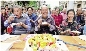 情暖高龄老人 乐享幸福晚年